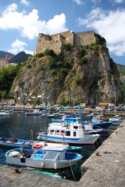 Scilla, kasteel op de rots in Calabrië, Italië — Stockfoto