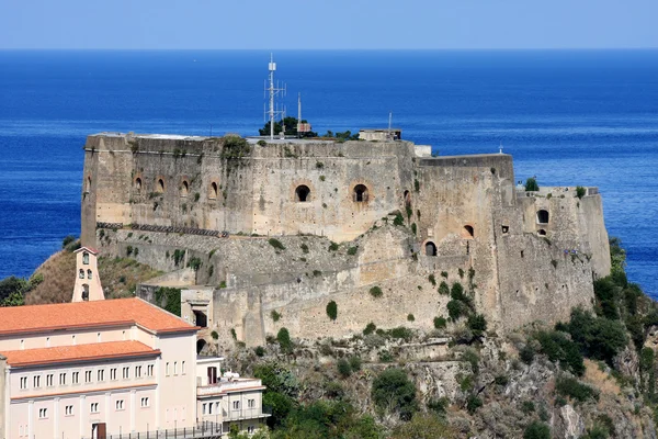 Scilla, Castillo en la roca en Calabria, Italia — Foto de Stock