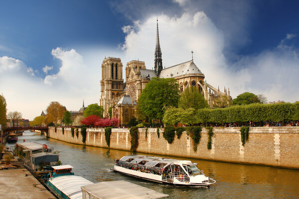 Париж, собор Парижской Богоматери весной, Франция
