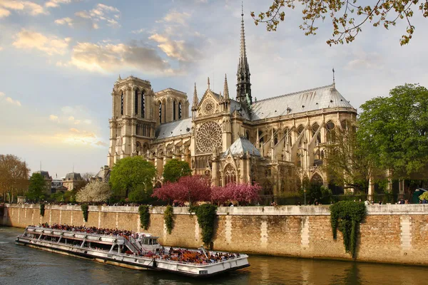 Париж, Нотр-Дам с лодкой на борту, Франция — стоковое фото