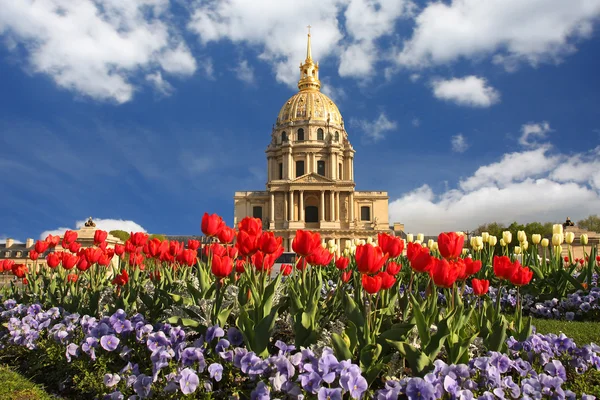 París con Les Invalides en primavera, Francia — Foto de Stock