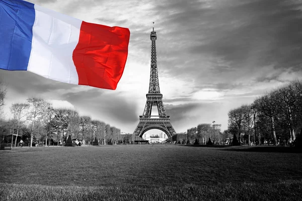 与多彩旗子在法国巴黎著名的埃菲尔铁塔 — 图库照片