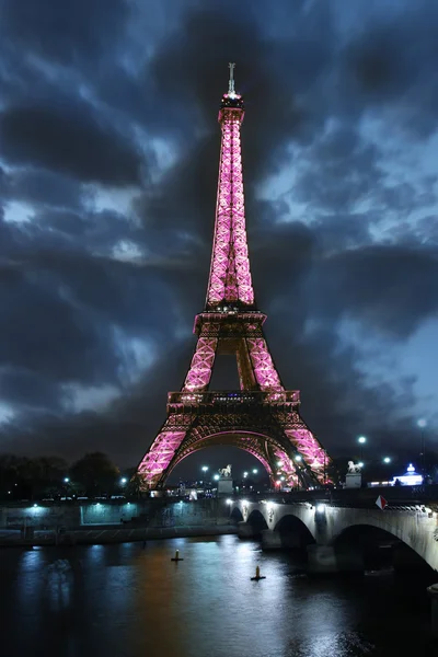 晚上在埃菲尔铁塔，巴黎，法国 — 图库照片