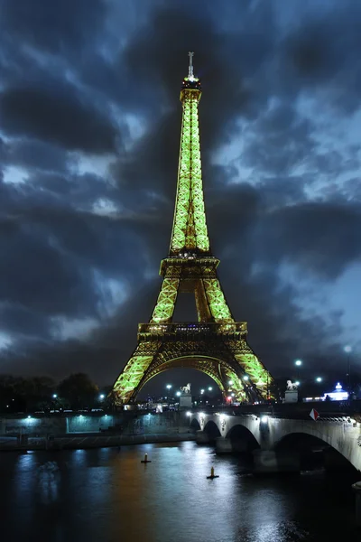 Wieczorem wieża Eiffla, Paryż, Francja — Zdjęcie stockowe