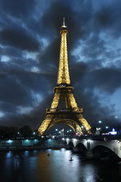 夜のエッフェル塔、パリ、フランス — ストック写真