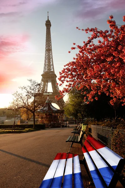 Πύργος του Άιφελ κατά τους ανοιξιάτικους μήνες στο Παρίσι, Γαλλία — Φωτογραφία Αρχείου