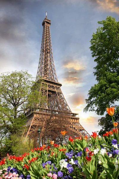 Wieża Eiffla w czasie wiosny w Paryż, Francja — Zdjęcie stockowe