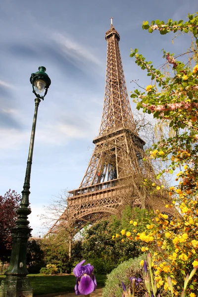 Eiffelova věž během jara v Paříži, Francie — Stock fotografie