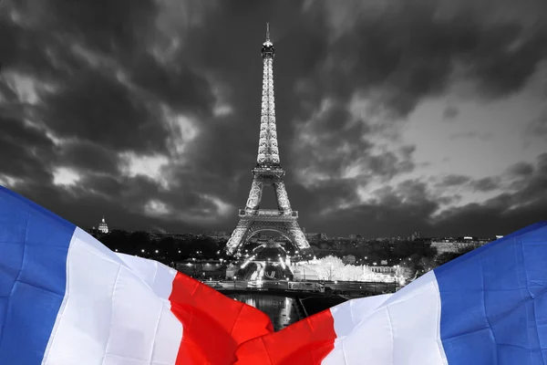 Beroemde Eiffeltoren met kleurrijke vlag in Parijs, Frankrijk — Stockfoto