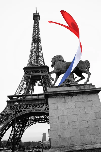 Torre Eiffel famosa com bandeira colorida em Paris, França — Fotografia de Stock