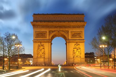 Paris, ünlü arc de triumph akşam, Fransa