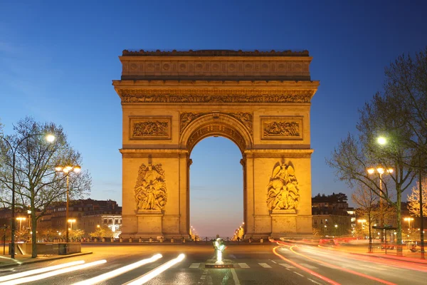 Paryż, słynnego łuku de triumf wieczorem, Francja — Zdjęcie stockowe