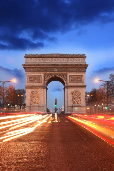 Paris, Célèbre Arc de Triomphe le soir, France — Photo
