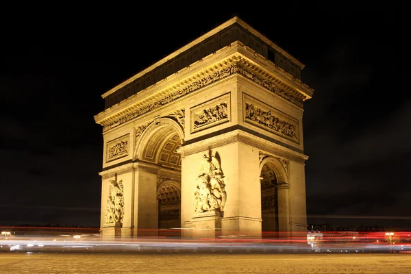 Paříž, slavné arc de triumf na večer, Francie — Stock fotografie