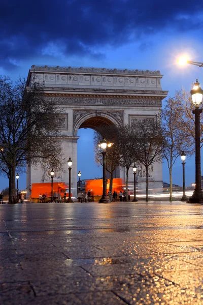 Paříž, slavné arc de triumf na večer, Francie — Stock fotografie