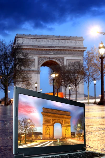 Paris, berühmter Triumphbogen am Abend, Frankreich — Stockfoto