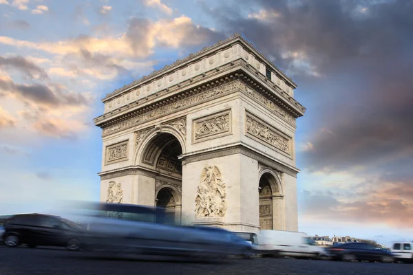 法国在晚会，著名凯旋门，巴黎 — 图库照片