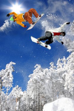 snowboard karşı mavi gökyüzü atlama