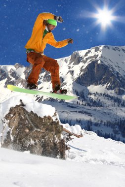 Mavi gökyüzüne atlayan snowboardcu