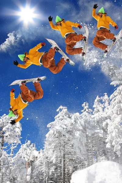 Сноубордисты прыгают по синему небу — стоковое фото