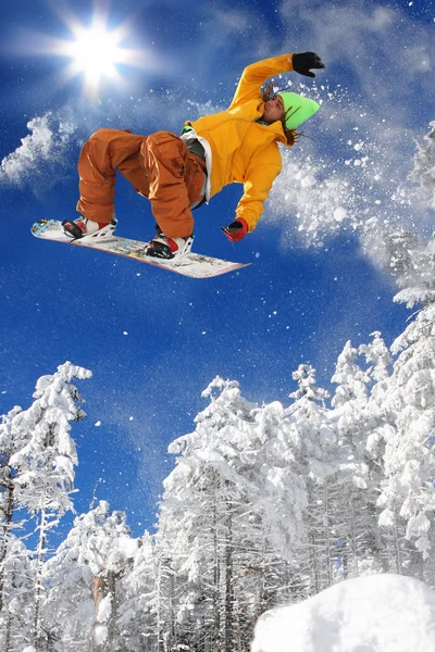 Snowboarder jumping against blue sky — Stock Photo, Image