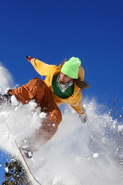 Snowboarder sautant contre le ciel bleu — Photo