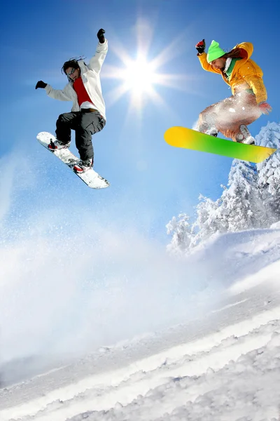 Сноубордисти стрибають проти блакитного неба — стокове фото