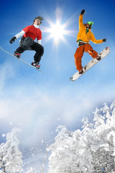 Snowboard karşı mavi gökyüzü atlama — Stok fotoğraf