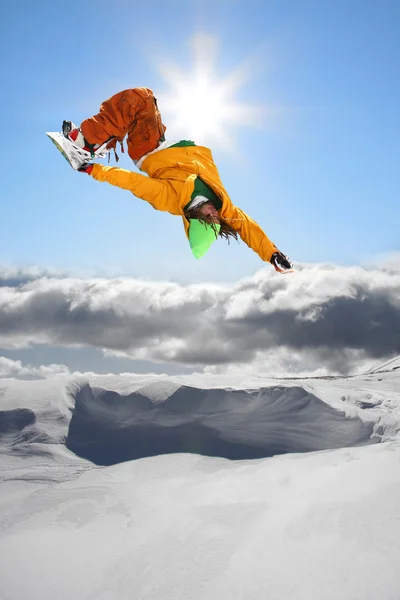 Snowboarder saltando contra o céu azul — Fotografia de Stock