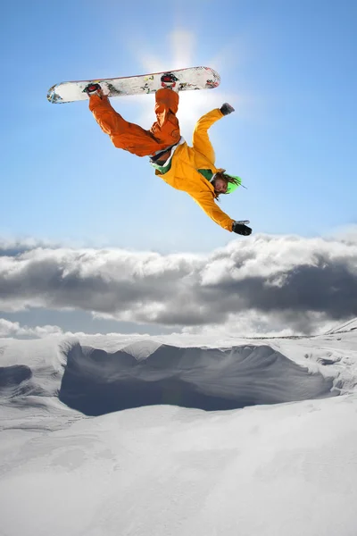 Snowboarder skacze na błękitne niebo — Zdjęcie stockowe