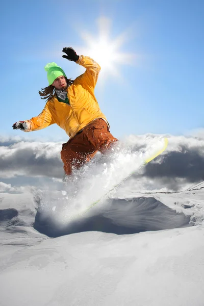 Mavi gökyüzüne atlayan snowboardcu — Stok fotoğraf