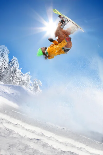 滑雪者在蓝天上跳跃 — 图库照片