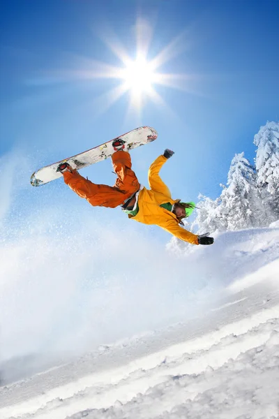 Snowboarder saltando contra el cielo azul —  Fotos de Stock