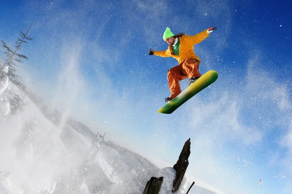 Snowboarder saltando contra el cielo azul —  Fotos de Stock
