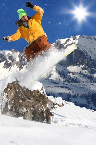 Snowboarder saltando contra o céu azul — Fotografia de Stock