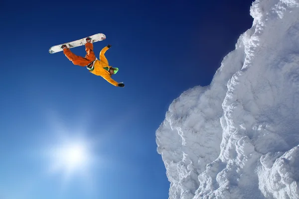 Snowboarder sautant contre le ciel bleu — Photo