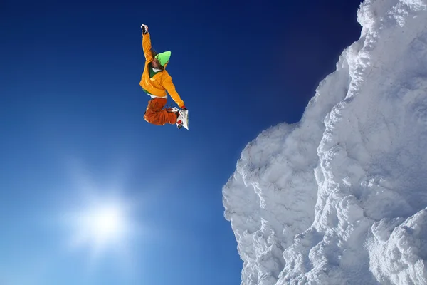Snowboarder saltando contra el cielo azul — Foto de Stock