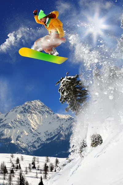 Snowboarder springt tegen de blauwe lucht — Stockfoto