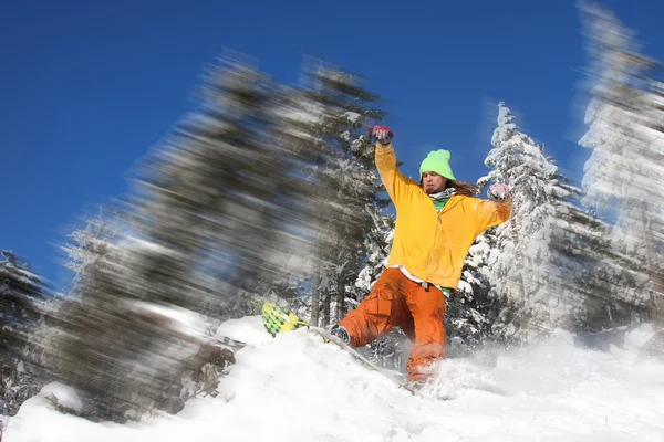 Snowboarder saltando contra el cielo azul — Foto de Stock