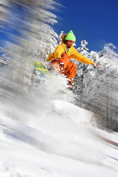 Сноубордист прыгнул на голубом небе — стоковое фото