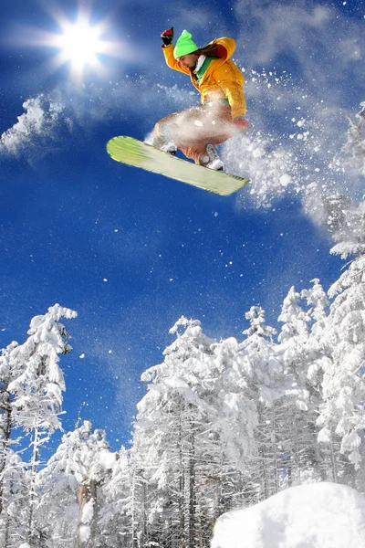 Mavi gökyüzüne atlayan snowboardcu — Stok fotoğraf