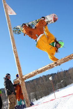 Mavi gökyüzüne atlayan snowboardcu