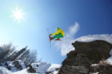 Gerçi hava uçurumdan atlama kayakçı