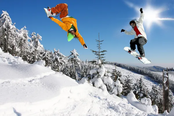 Snowboardosok ellen, blue sky ugrás — Stock Fotó
