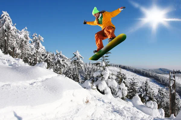 푸른 하늘을 향해 점프하는 스노보더 — 스톡 사진
