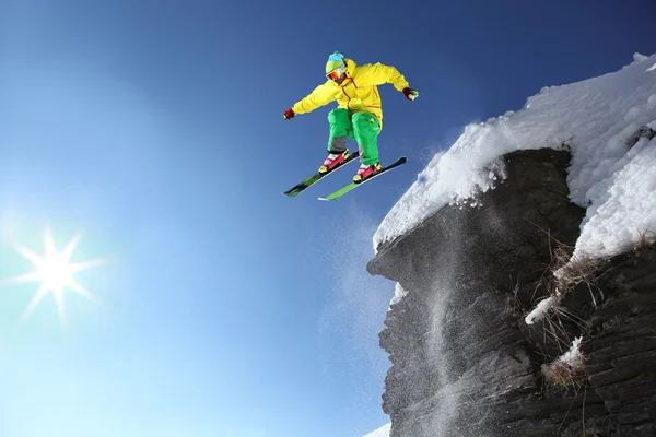 Skifahrer springt durch die Luft von der Klippe — Stockfoto