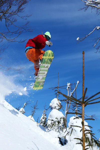 Сноубордист стрибає на блакитне небо — стокове фото