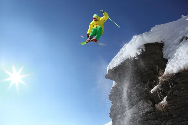 Прыжки на лыжах через воздух со скалы — стоковое фото