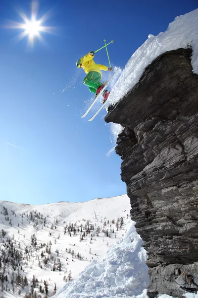 Salto de esqui através do ar do penhasco — Fotografia de Stock