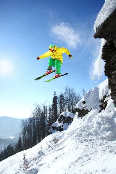 Hoewel de lucht springen van de klif skiër — Stockfoto